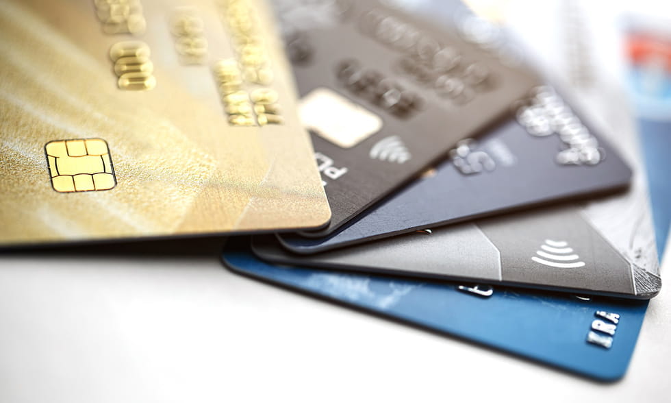 EC- und Kreditkarten unterschiedlicher Finanzdienstleister.