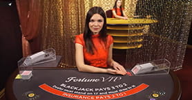 Eine Live Dealerin am Blackjack Tisch.