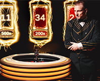 Im Bild steht ein Live Croupier beim Lightning Roulette von Evolution Gaming neben dem Roulette Kessel. Im Bildhintergrund sind die Blitzanimationen zu erkennen, die das Ziehen der Lucky Numbers untermalen.