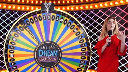 Ein Live Dealer moderiert das Spielgeschehen bei Dream Catcher von Evolution Gaming.