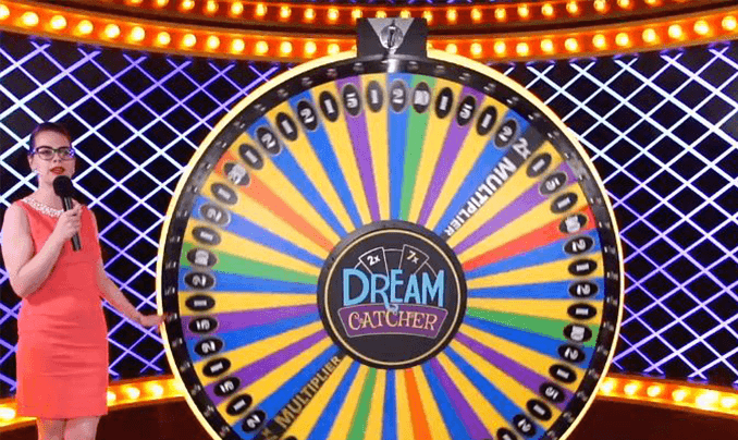 Ein echter Dealer moderiert das Spielgeschehen beim Glücksrad Live Casino Spiel Dream Catcher von Evolution Gaming.