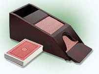 Im sogenannten Shoe können bis zu acht komplette Kartendecks aufbewahrt werden