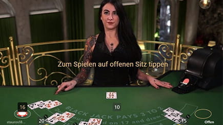 Ein Dealer am NetEnt Live Blackjack Tisch im Vegas Hero Casino erwartet die weiteren Entscheidungen der Spieler am Tisch.