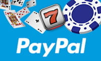 Das Bild zeigt ein PayPal Logo, Karten und Jetons.