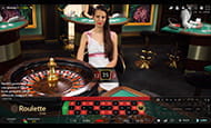 Eine Dealerin in weißem Kleid beim Live Roulette von Evolution Gaming im 10bet Casino.