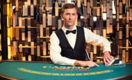 Ein Live Dealer im Casinoin Casino erwartet euren Einsatz.