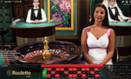 Das Bild zeigt einen weiblichen Croupier im Live Bereich des Toptally Casinos neben einem Roulettekessel.