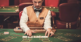 Die Croupiers im Scatters Live Casino.