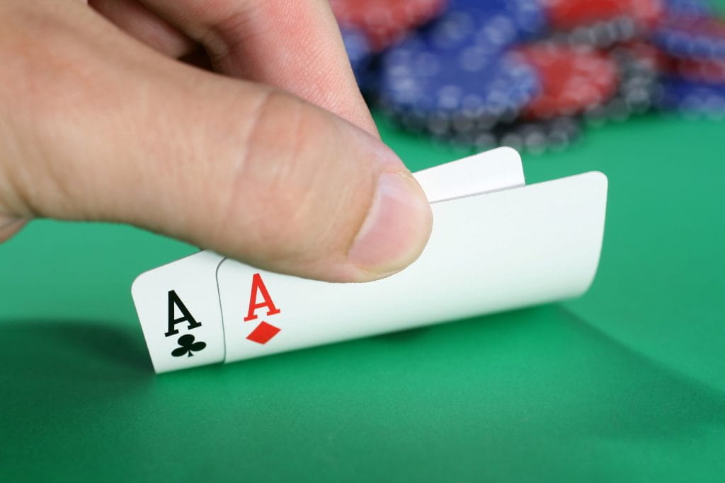 Ass König in Herz an einem Pokertisch mit Chips