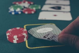 Ass König in Herz an einem Pokertisch mit Chips