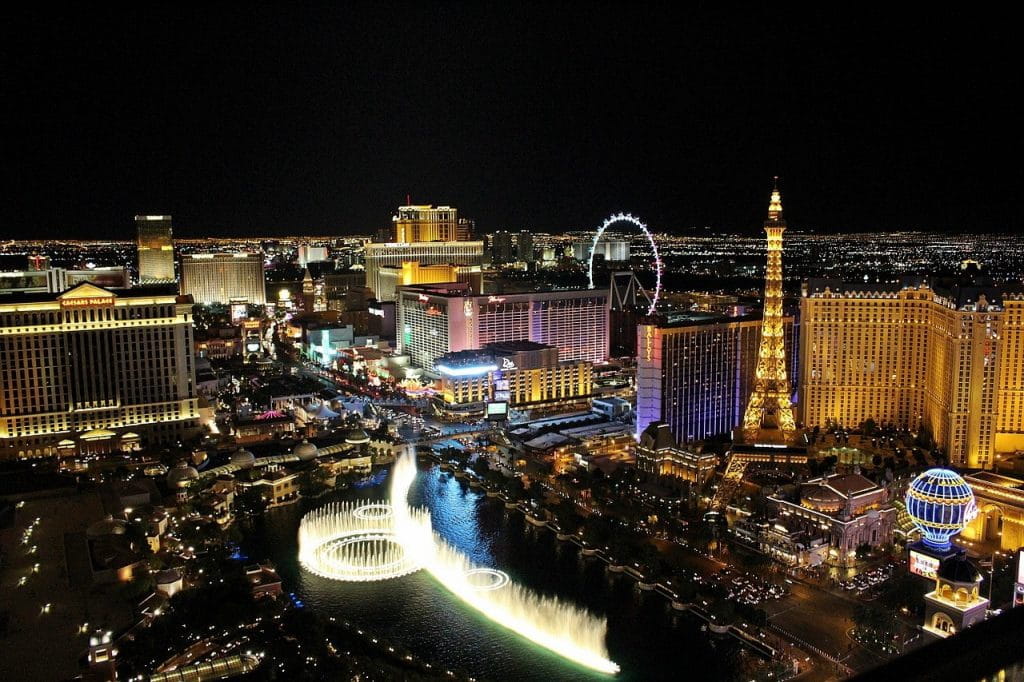 Die Stadt Las Vegas von oben bei Nacht.