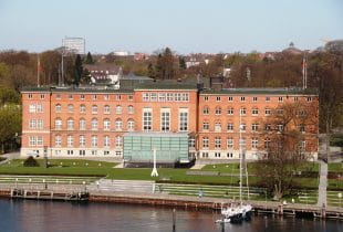 Außenansicht des Landtags von Schleswig-Holstein in Kiel.