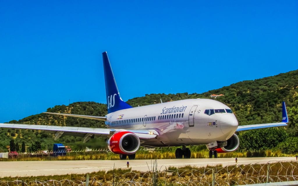 Flugzeug der Airline SAS auf einem Rollfeld