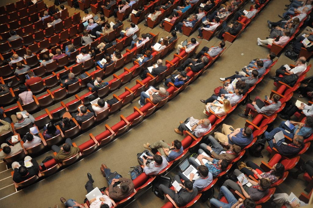 Konferenz von Ministern im Hörsaal