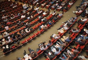 Konferenz von Ministern im Hörsaal