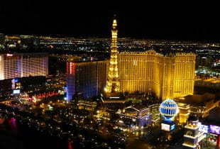 Das Mandalay Bay Hotel bei Nacht auf dem Las Vegas Strip