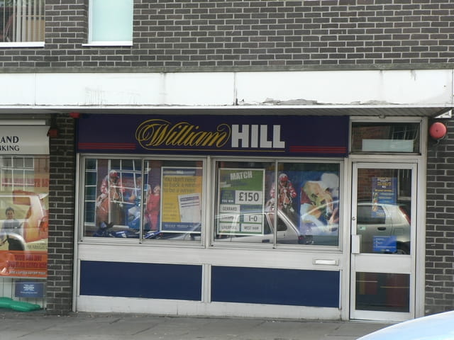 Wettbüro von William Hill mit Betting Terminals im Inneren