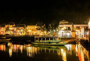 Eine Hafenstadt mit vielen Lichtern bei Nacht in Vietnam.