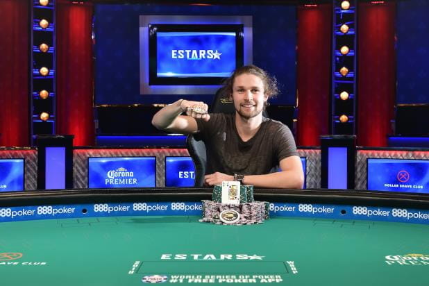 Der Gewinner vom 50.000 US-Dollar High Roller Event der WSOP 2019 Bean Heath mit seinem Gewinn und dem Bracelet am Pokertisch.