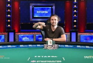 Der Gewinner vom 50.000 US-Dollar High Roller Event der WSOP 2019 Bean Heath mit seinem Gewinn und dem Bracelet am Pokertisch.