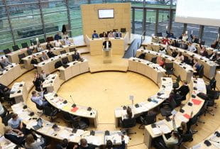 Im Plenarsaal des Landtages in Kiel wird eine Diskussion geführt.