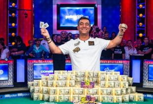 Hossein Ensan nach seinem Sieg im Main Event der WSOP 2019 vor seinen zehn Millionen US-Dollar Preisgeld.