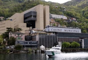 Der gigantische Casino-Komplex in Campione in der Außenansicht.