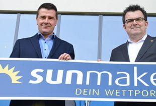 Ein Verantwortlicher von Sunmaker und vom SC Paderborn 09 halten ein Schild von Sunmaker in den Händen.