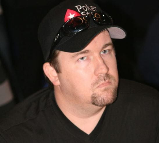 Chris Moneymaker beim Pokerspielen im T-Shirt von pokerstars.com.