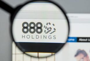 Das Firmenlogo von 888 Holdings unter einer Lupe.