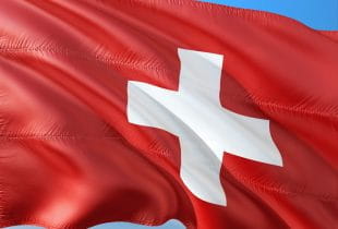 Eine Flagge der Schweiz weht im Wind.