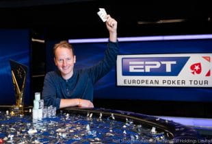 Der Gewinner des Main Event der EPT 2019 in Barcelona Simon Brandstrom am Siegertisch inklusive Pokal und seiner Siegerhand.