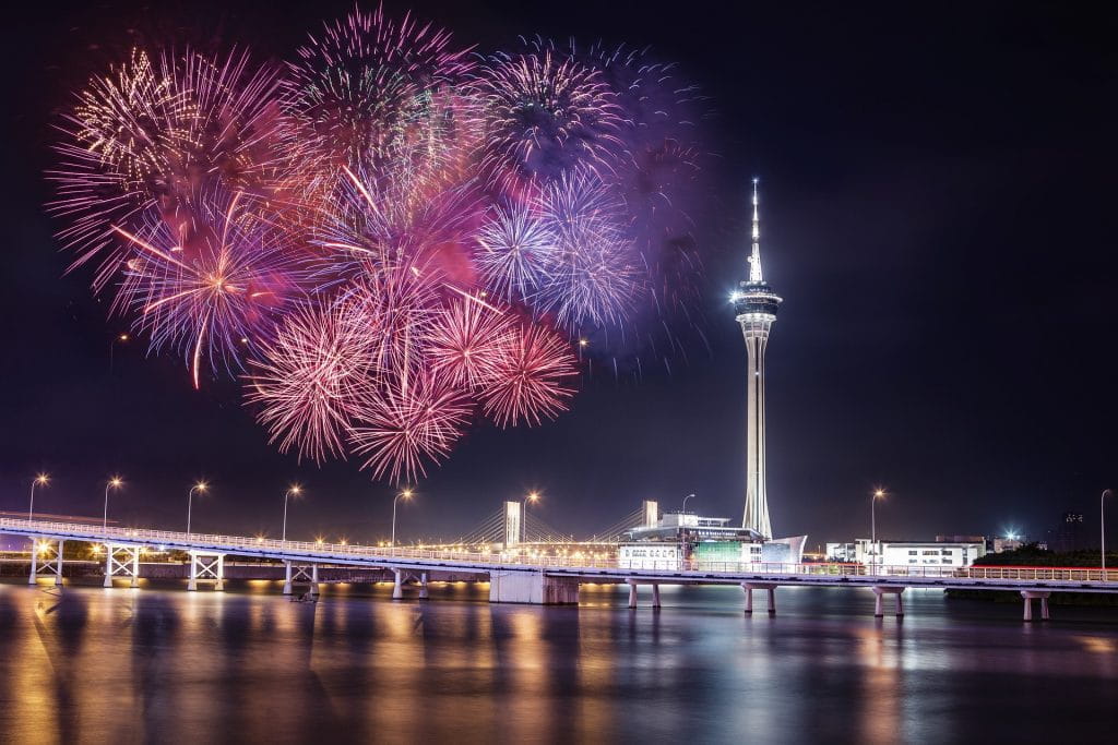 Das Spielerparadies Macau bei Nacht während eines Feuerwerks.