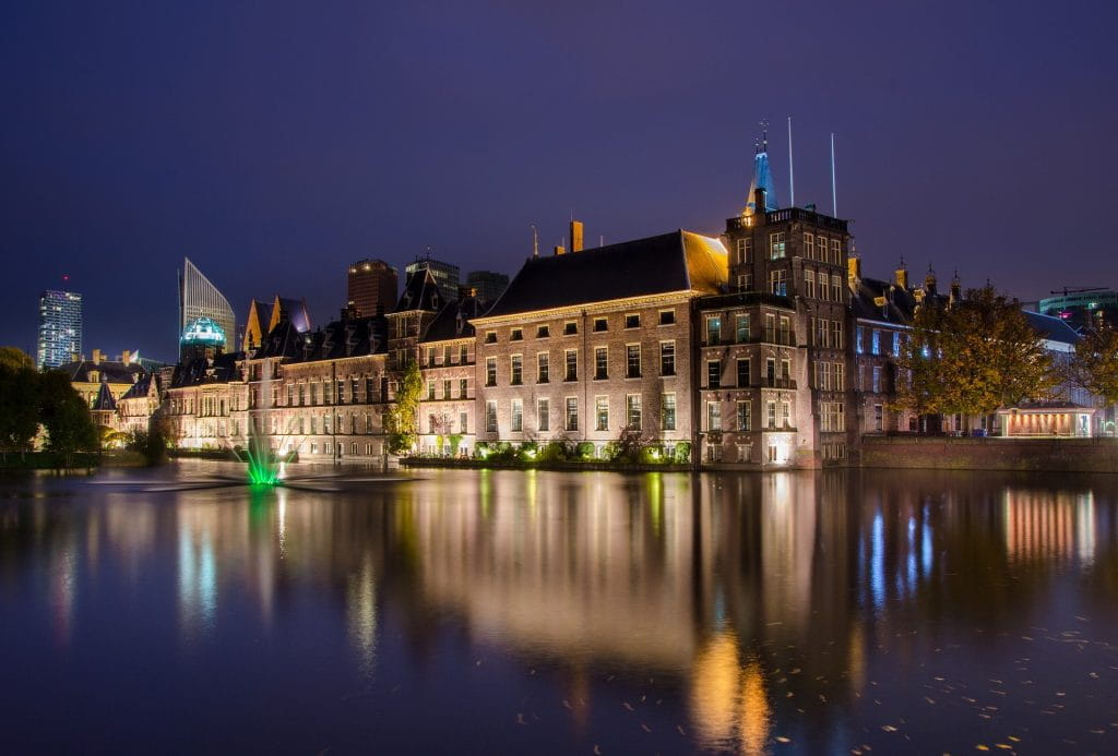 Das Zentrum von Den Haag bei Nacht.