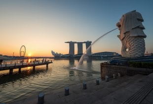 Das Marina Bay Sands in Singapur aus einiger Entfernung.