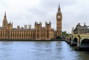 Westminster Palace und Big Ben von außen.