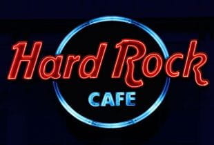 Leuchtschild mit der Aufschrift Hard Rock Cafe.