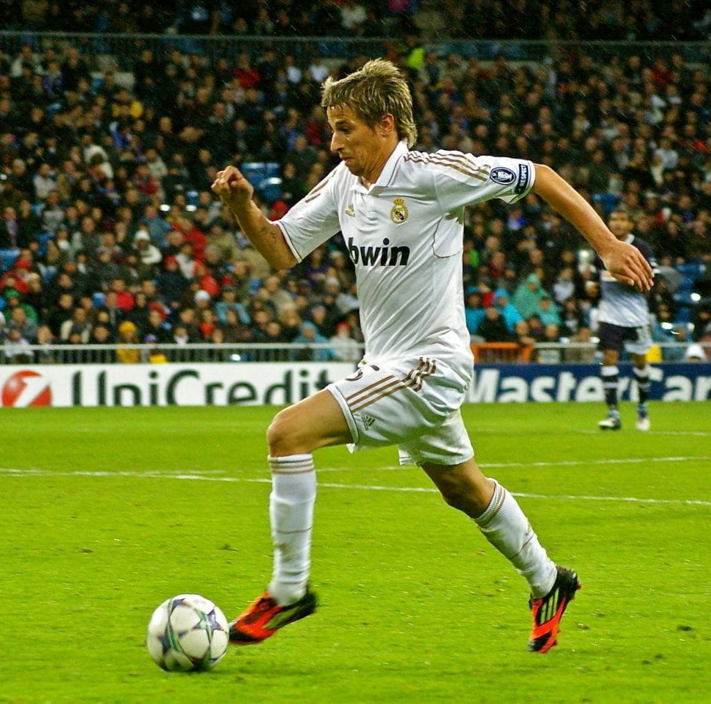 Der ehemalige Real-Madrid-Spieler Fabio Coentrao am Ball im weißen Real-Trikot mit bwin-Sponsorenaufschrift.