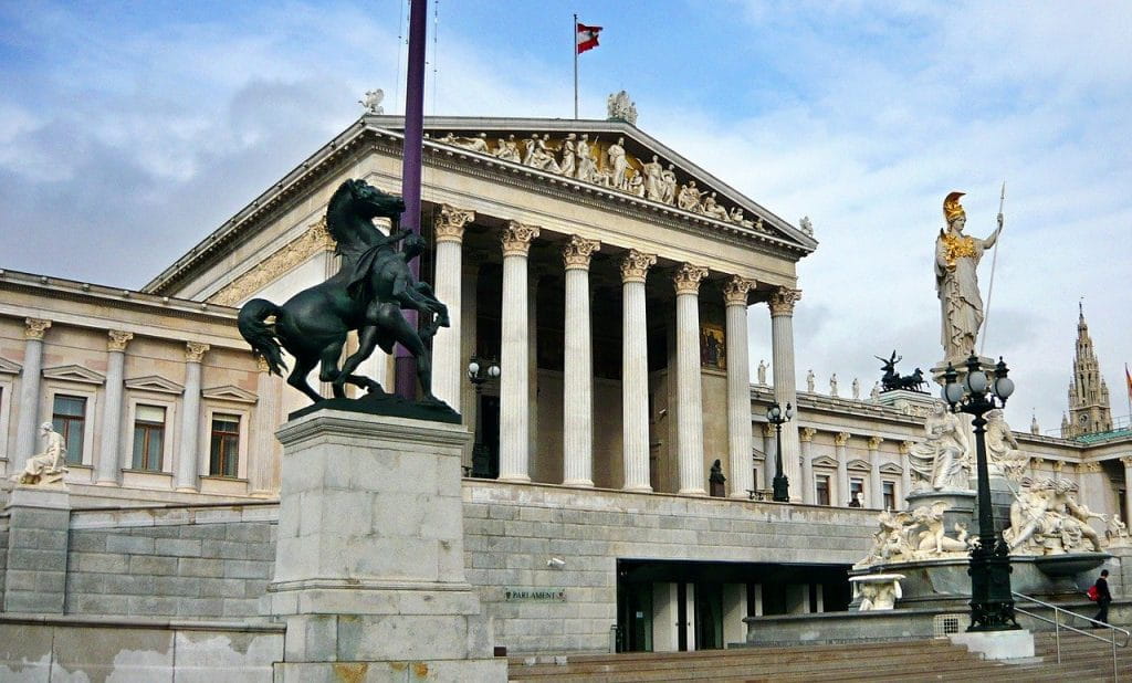 Parlament in Wien von außen.