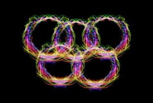 Die Olympischen Ringe aus vielen farbigen Linien.