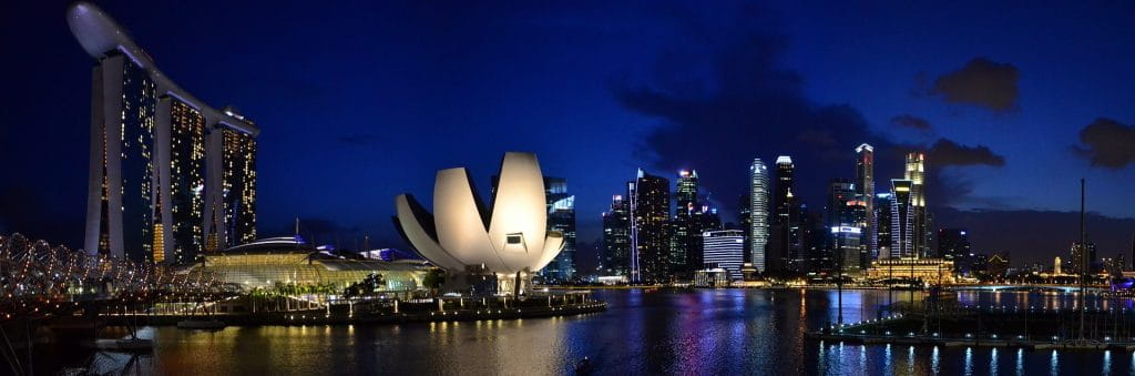 Die Skyline sowie das Marina Bay Sands in Singapur bei Nacht.