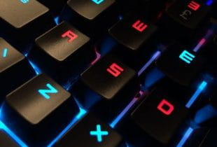 Eine bunt beleuchtete Gamer-Tastatur.