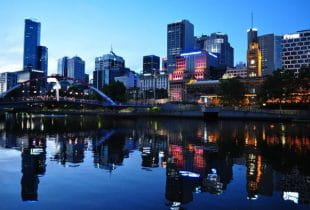 Ein Teil der Skyline von Melbourne in Australien in der Dämmerung.