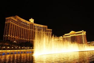 Das Bellagio Casino in Las Vegas bei Nacht während der berühmten Wassershow.