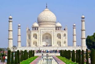 Das Taj Mahal in Indien in der Frontalansicht.