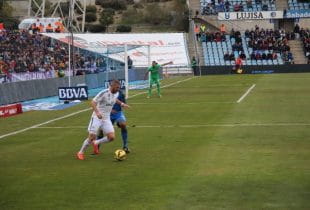 Karim Benzema in einem Spiel von Real Madrid am Ball; hinter ihm ein Gegenspieler.