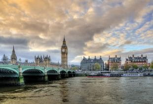 Blick auf den Big Ben und die Victoria Brücke an der Themse in London.