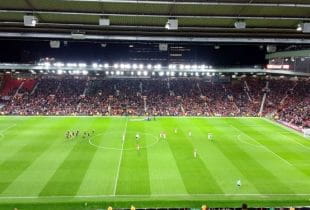 Ein gutbesuchtes Fußballspiel der Premier League im Stadion Old Trafford.