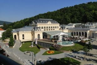 Panorama des Casino Baden bei blauem Himmel in Österreich.