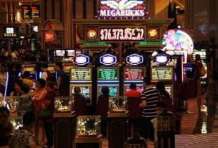 Der Innenraum eines Casinos in Macau mit zahlreichen Spielautomaten.